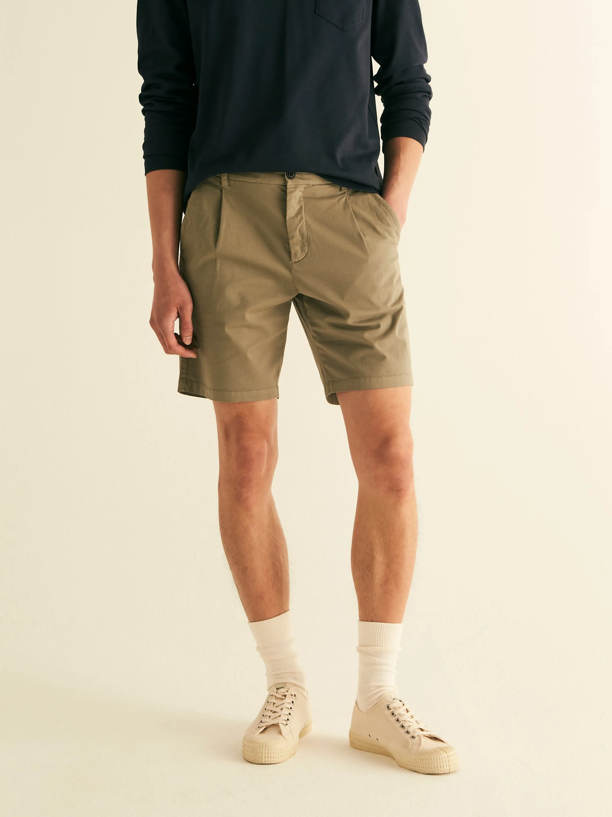 Relaxed pleat front chino short